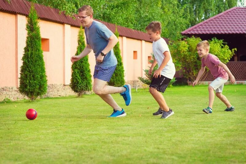 My brother plays football. Футбол с папой. Playing Football in the Garden. Garden House .children Play Football. Kids Play Football with parents.