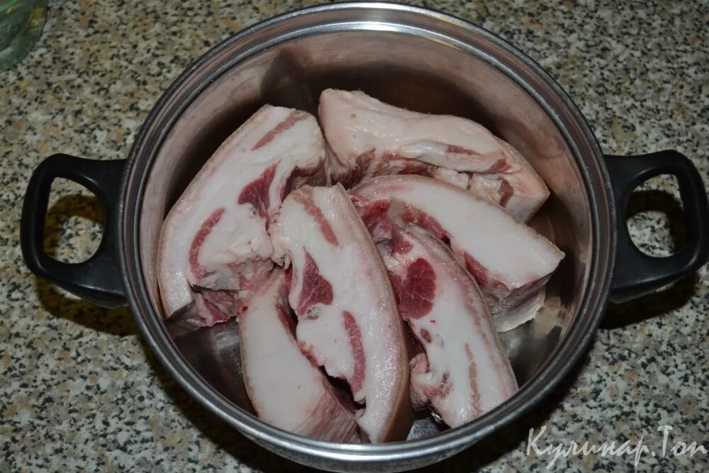 сало в рассоле горячим. можно ли в алюминиевой кастрюле солить сало. сало в кастрюле. укладка сала в кастрюле. сало в кастрюле.