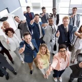 Люди в костюмах работают
