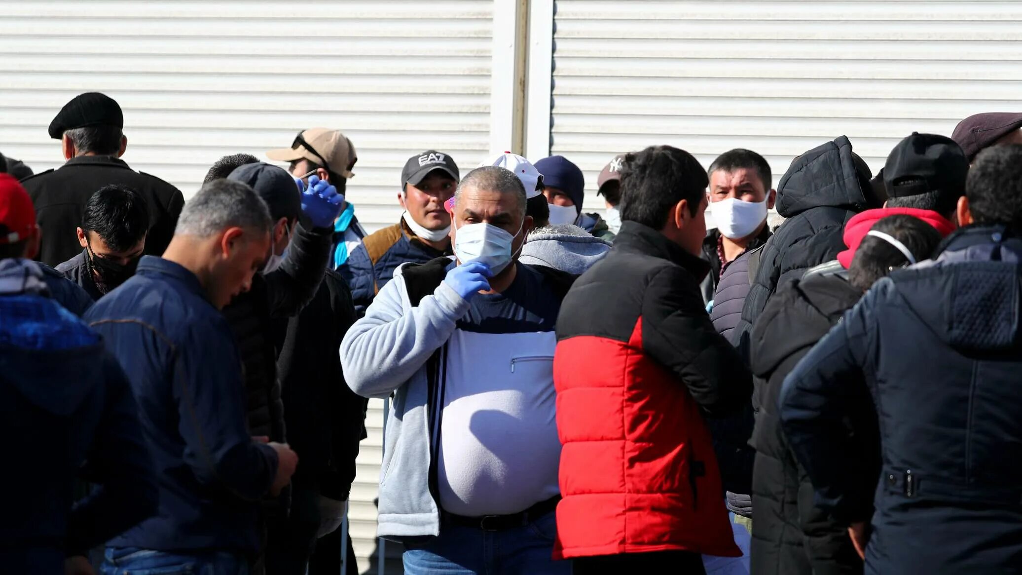 Что происходит с мигрантами. Мигранты в россии. Мигранты из таджикистана. Задержание мигрантов в москве. Что происходит с мигрантами.