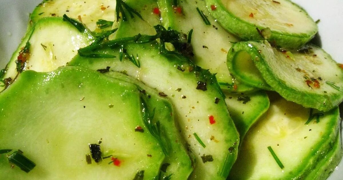 Кабачки быстрого приготовления в сыром виде. Маринованные кабачки. молодые кабачки. маринованные кабачки быстрого приготовления. маринованный кабачок быстрого приготовления.