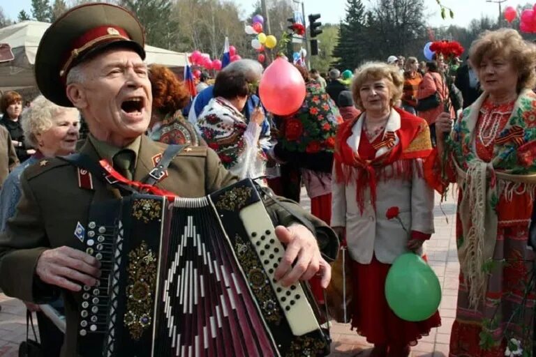 Сражаются поют. Празднование дня победы. ветераны поют. ветеран гармонь. день победы народные гуляния.