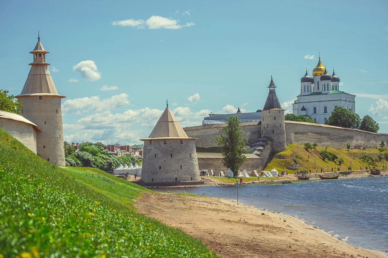 Экскурсионный псков. Псков Кремль. Псковский Кремль Псков Архитектор. Экскурсии в Псковский Кремль в Пскове 2022. Псков Кремль экскурсии.