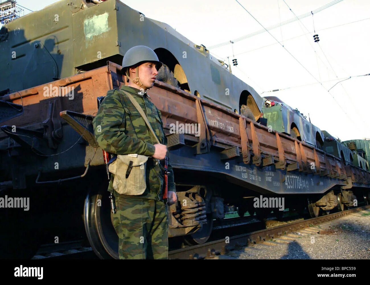 Поезд с военной техникой. Воинский эшелон. Эшелон танков. Эшелон с военной техникой. Воинский поезд.