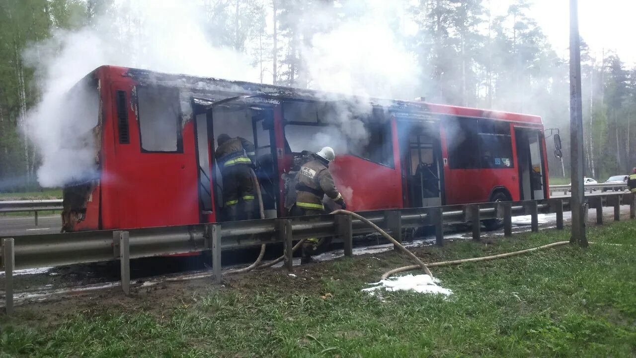 Автобус красное орехово. Сгоревшая школа в Казани на Горьковском шоссе. Красный автобус Казань горит. Автобусы на Горьковском шоссе.