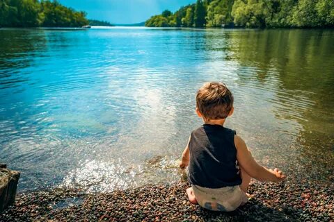 Мальчик картинка в воде
