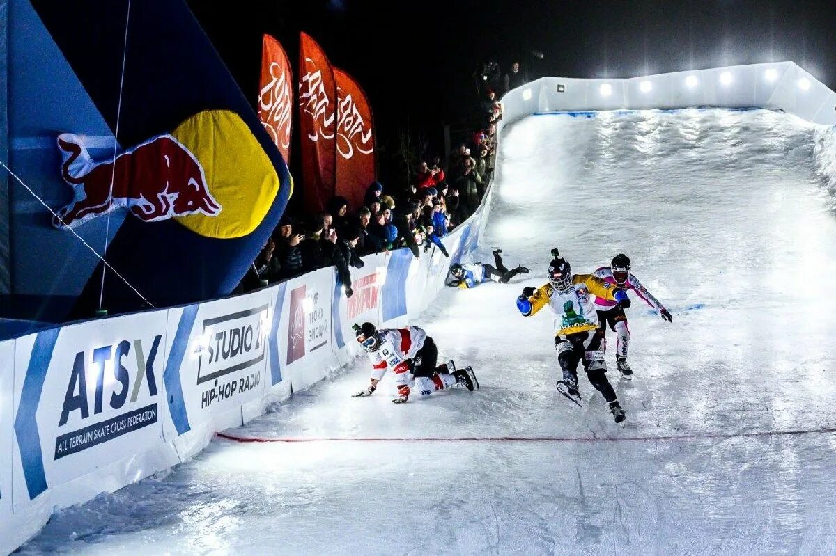 Айс кросс. Ред Булл айс кросс. Red bull Ice Cross игора. Red bull Ice Cross Igora 2022. Ice Cross Downhill трасса.