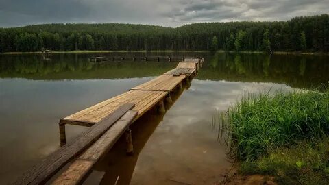 Примыкающая к реке река