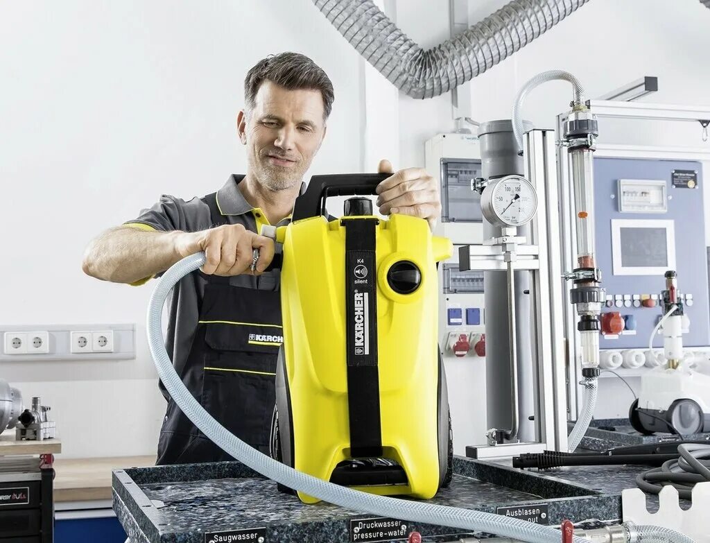 Ремонт пылесосов. Ремонт пылесосов. Пылесос. Мастер чинит пылесос. Сервис центр ремонт пылесосов.