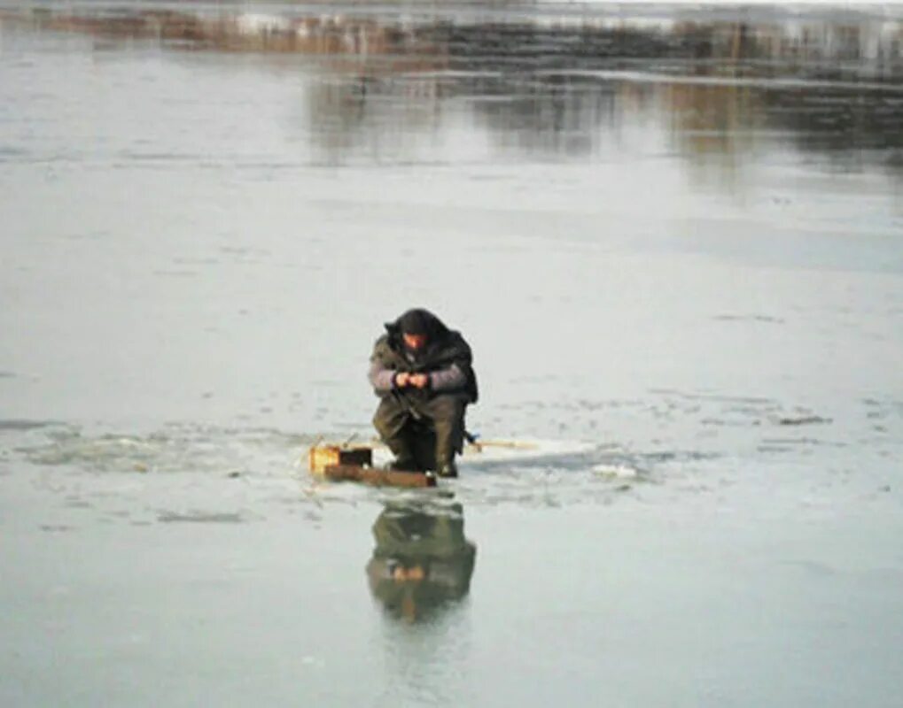 унесло форельник в красноярске. спасение рыбаков 3 мая березовская грэс. рыбаки на льдине. экспедиция внедорожники вплавь по енисею. рыбаки на отколовшейся льдине.