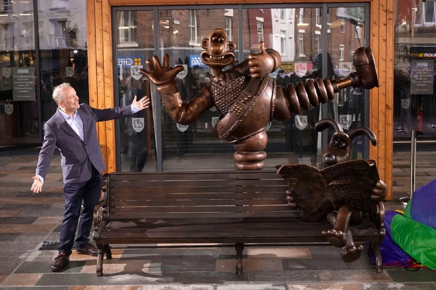 Ник парк Уоллес и громит. Wallace and Gromit скульптура. Bronze Statue of Wallace and Gromit. Aardman Уоллес.