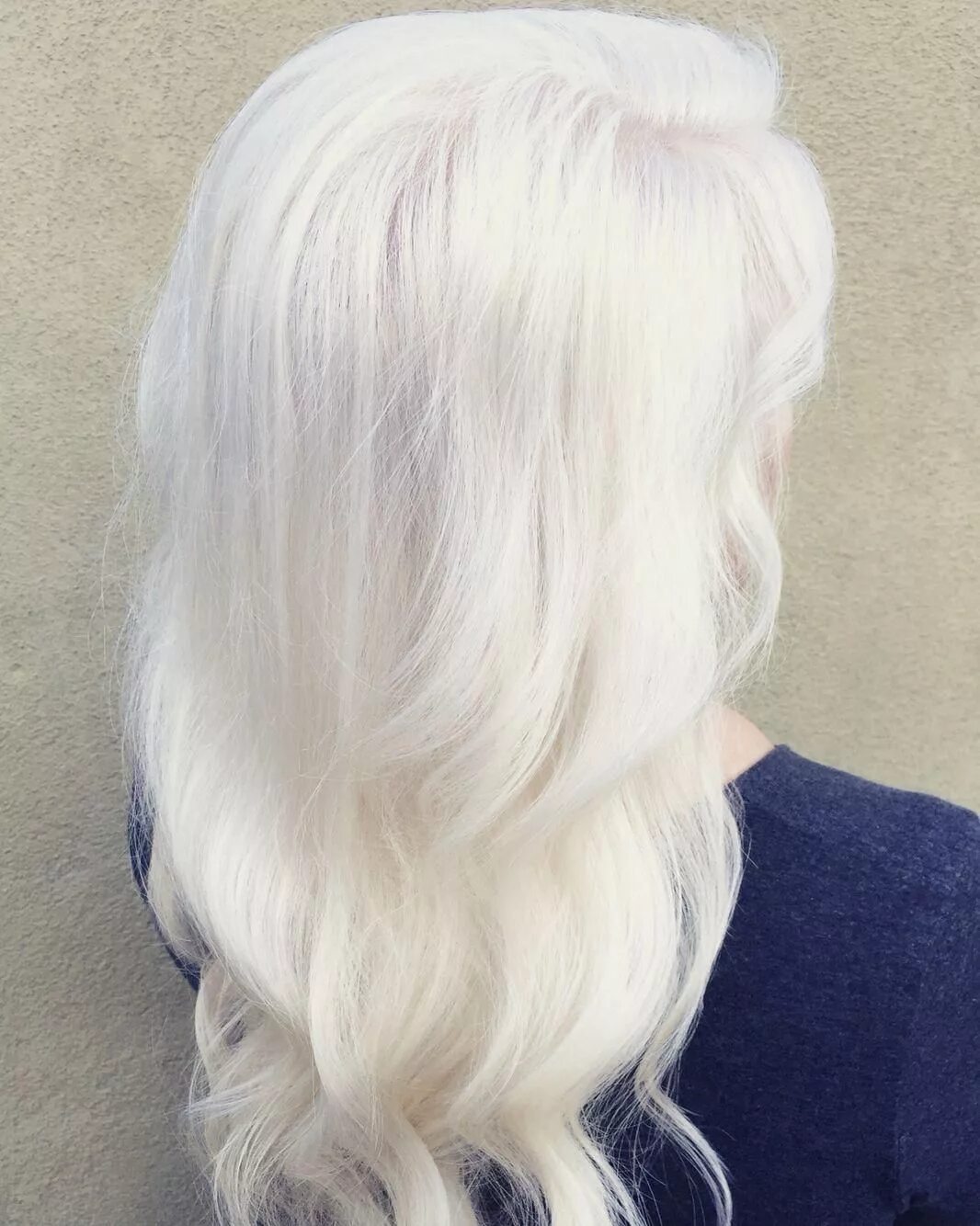 платиновый блонд жемчужный арктический. бесцветный блондин. бесцветный блондин. блондинка волосы. бесцветный блондин.