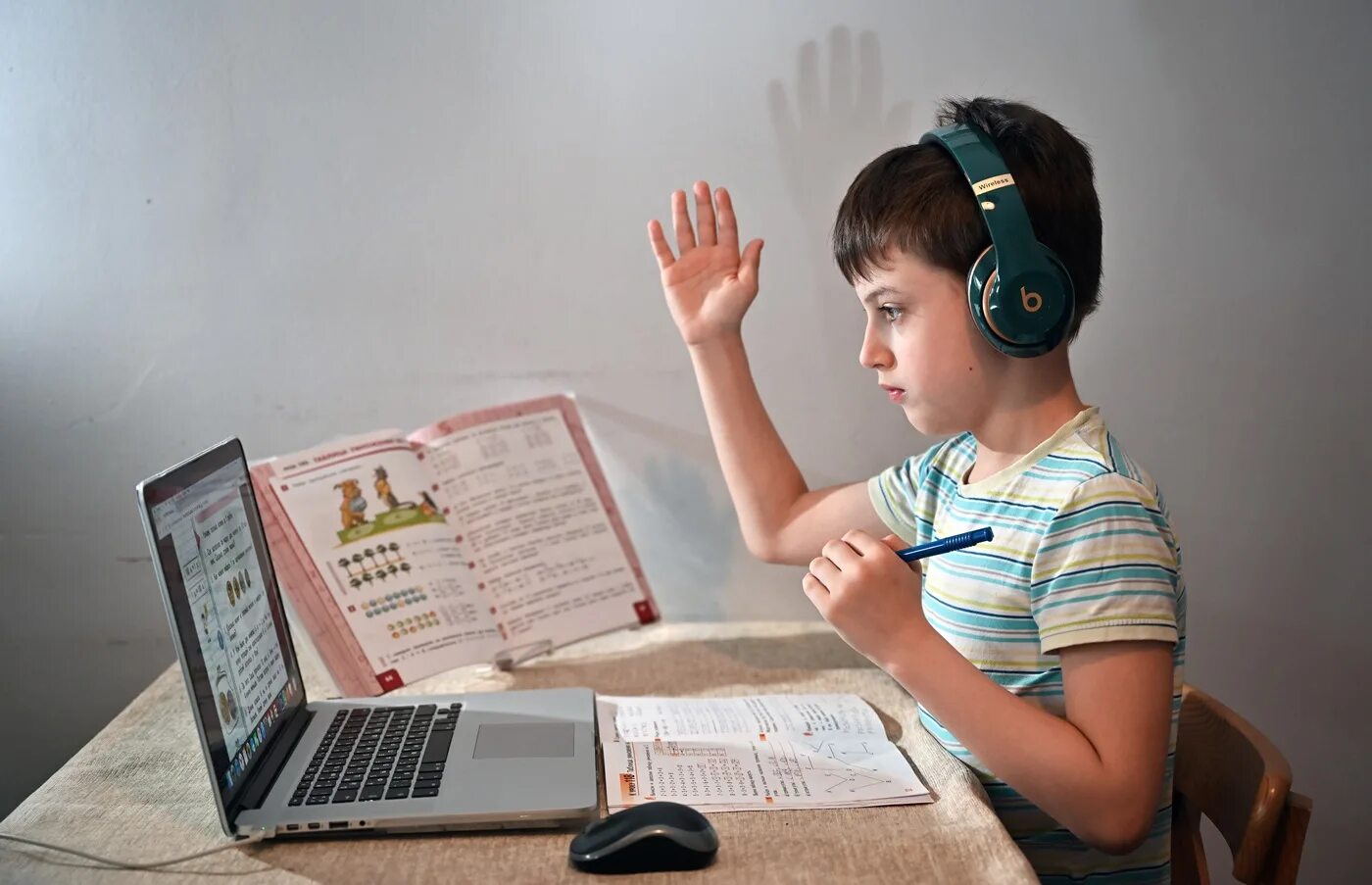 Детей переведут на дистанционное обучение 2024. Школьник в интернете. Ученик за компьютером. Школьники на удаленке. Дети на дистанционке.