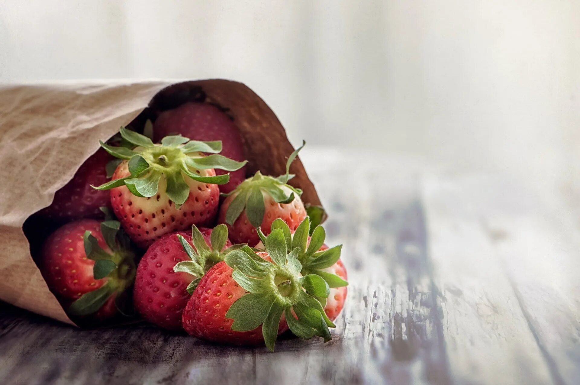 Клубника love you i. Strawberry me. Ягодка клубника. Сочные фрукты. Клубника мурано.