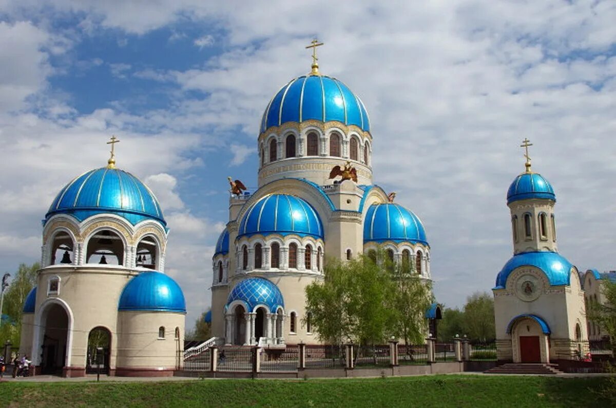 Церковь орехово борисово северное голубая. Каширское шоссе 61а храм живоначальной троицы. Храм живоначальной троицы в честь 1000-летия крещения руси. Храм живоначальной троицы в москве. Каширское шоссе 61а храм живоначальной троицы.