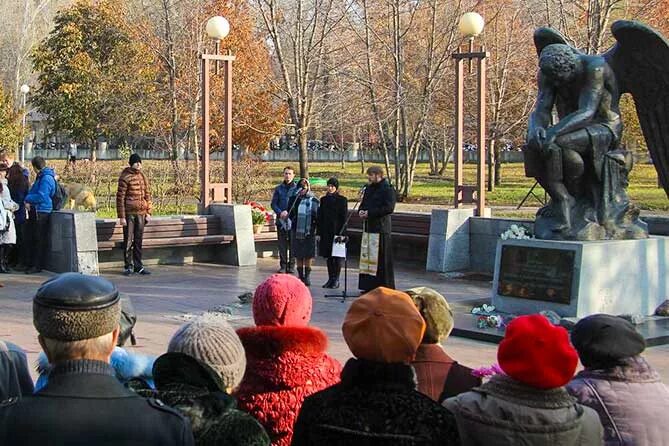 Скорбящий ангел. Скорбящий ангел тольятти история. Тольятти надгробье ангел скорбящий. Памятник скорбящий ангел в тольятти. Скорбящий ангел на памятник.