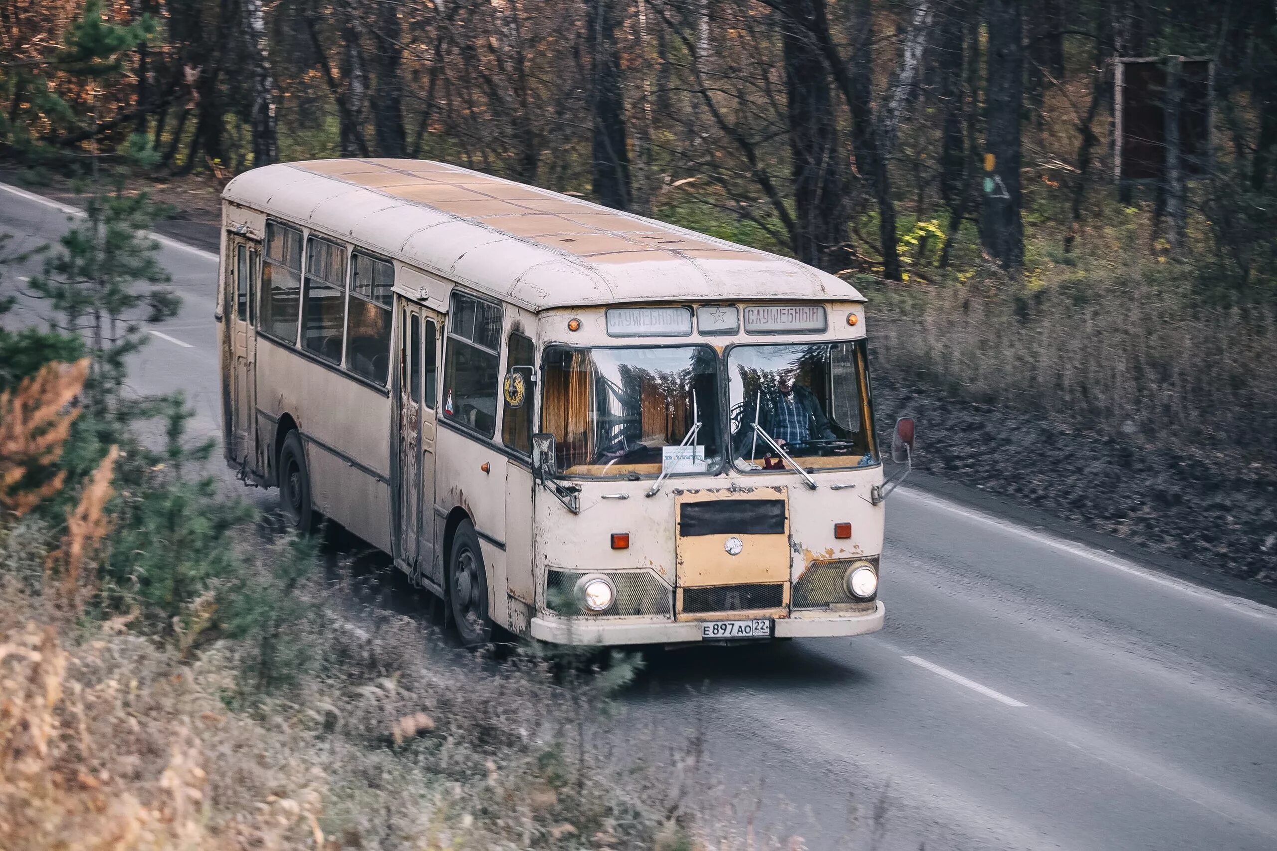 Автобусы старые дороги. Старые автобусы. Самый старый автобус. Старые ЛИАЗЫ автобусы. Старый автобус внутри.