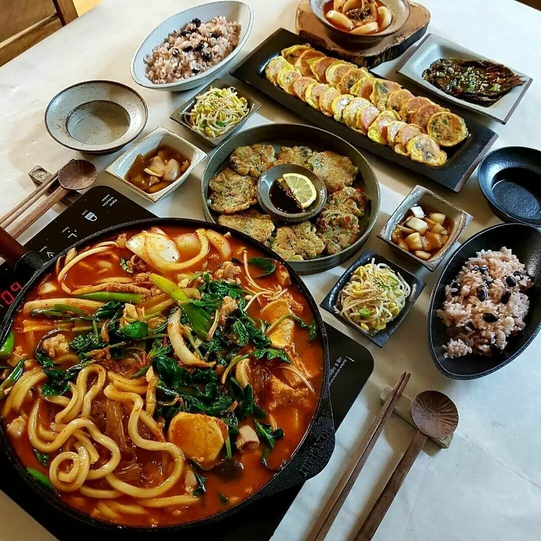 Южный обед. Национальная еда Южной Кореи. Корейская еда Джокбал. Корейский стол с едой. Традиционные китайские блюда.