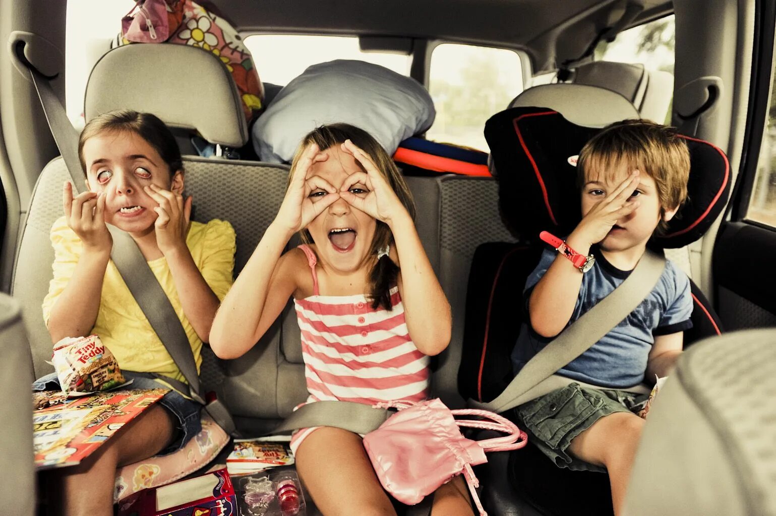 Есть ли ехать. Путешествие с детьми. Путешествие на машине с детьми. Машина для детей. Дети путешествуют.