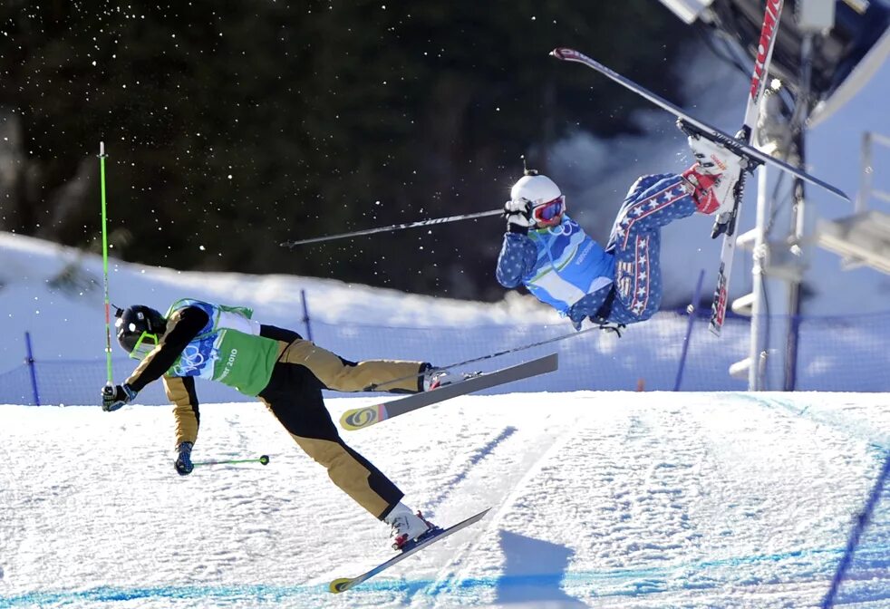 Травмы в лыжном спорте. Травмы в горнолыжном спорте. Горнолыжный спорт падения. Лыжник падает.