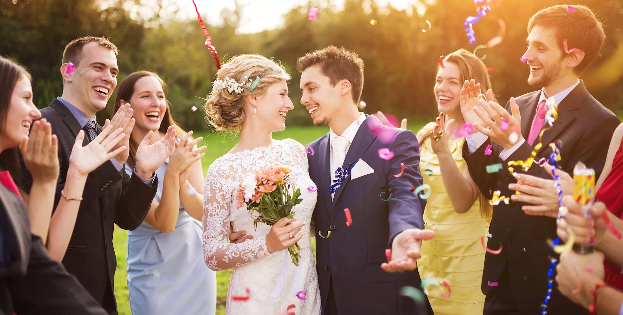 Свадьба на 80 человек we wed. Молодожены с гостями. Люди на свадьбе. Жених и невеста с гостями. Свадебное торжество.