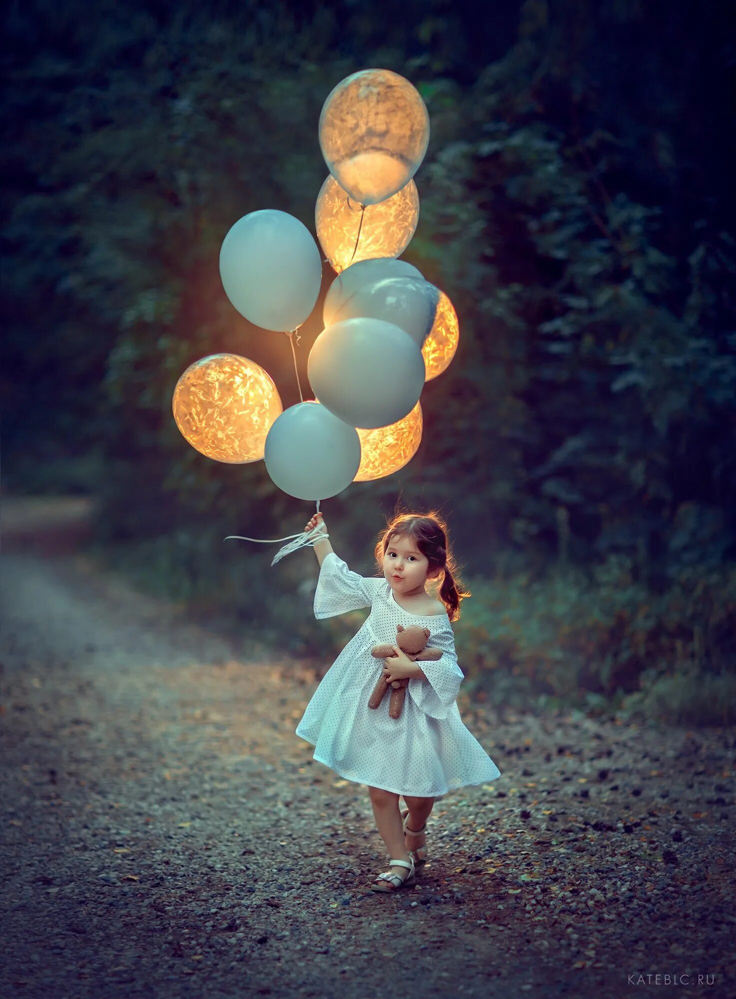 Идеи фотосессии девочки. Фотосессия с шарами. Девочка с шариками. Фотосет с шарами. Фотосессия с воздушными шарами на природе.