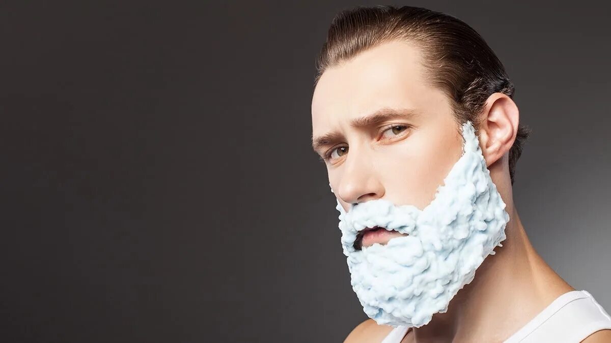 Борода из пены для бритья. Парень в пене для бритья. Мужчина бреется. Пена для бритья мужская с бородой.