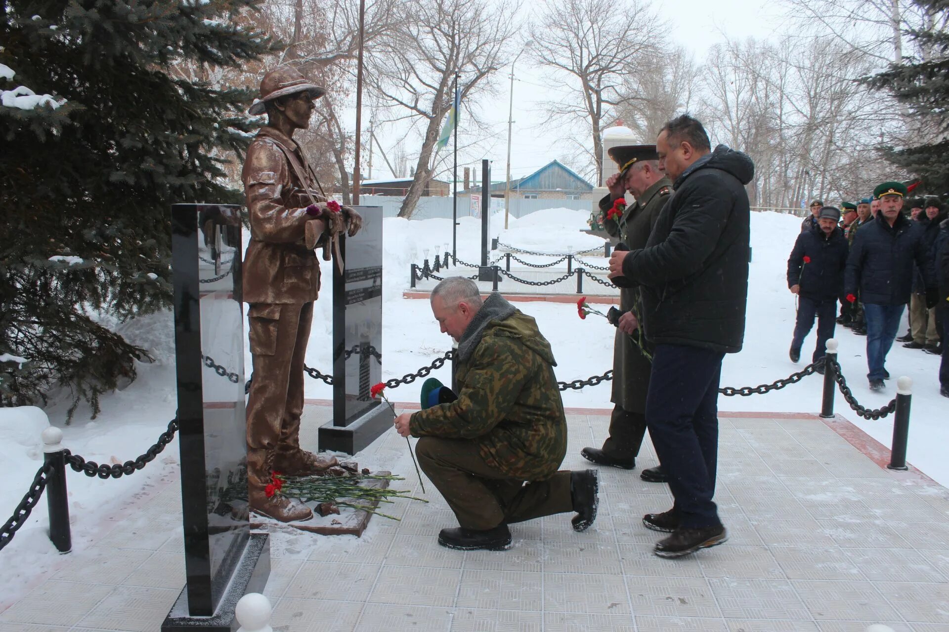 Возложение цветов 15 февраля. День вывода войск из Афганистана. 15 Февраля день вывода войск из Афганистана. Возложение цветов посвященный выводу войск из Афганистана.