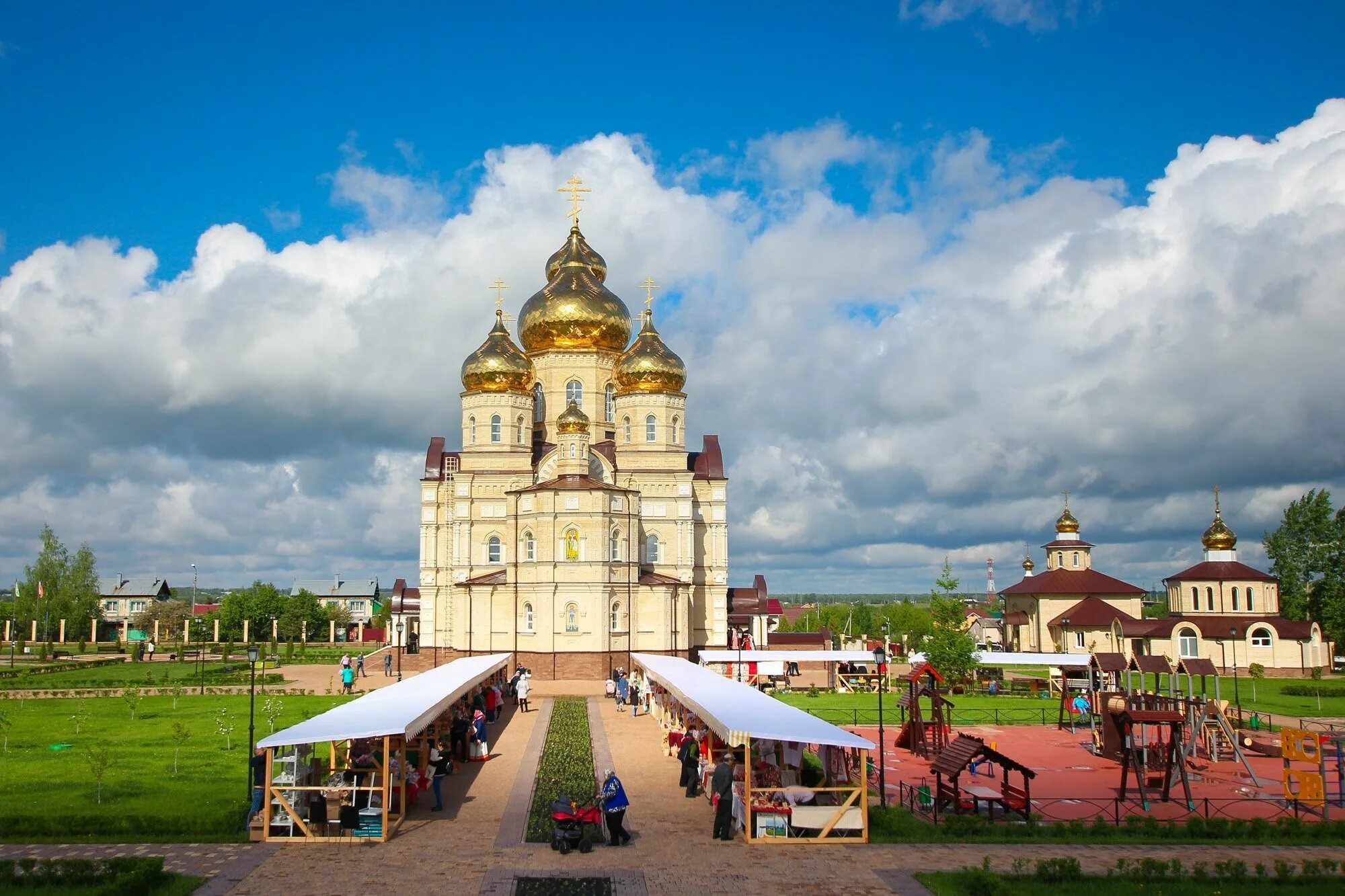 Духовно православный центр. Орловская область Посад Вятский храм. Вятский Посад Орел храмовый комплекс. Вятский Посад храм Сретения Господня. Храм Сретения Господня Орел.