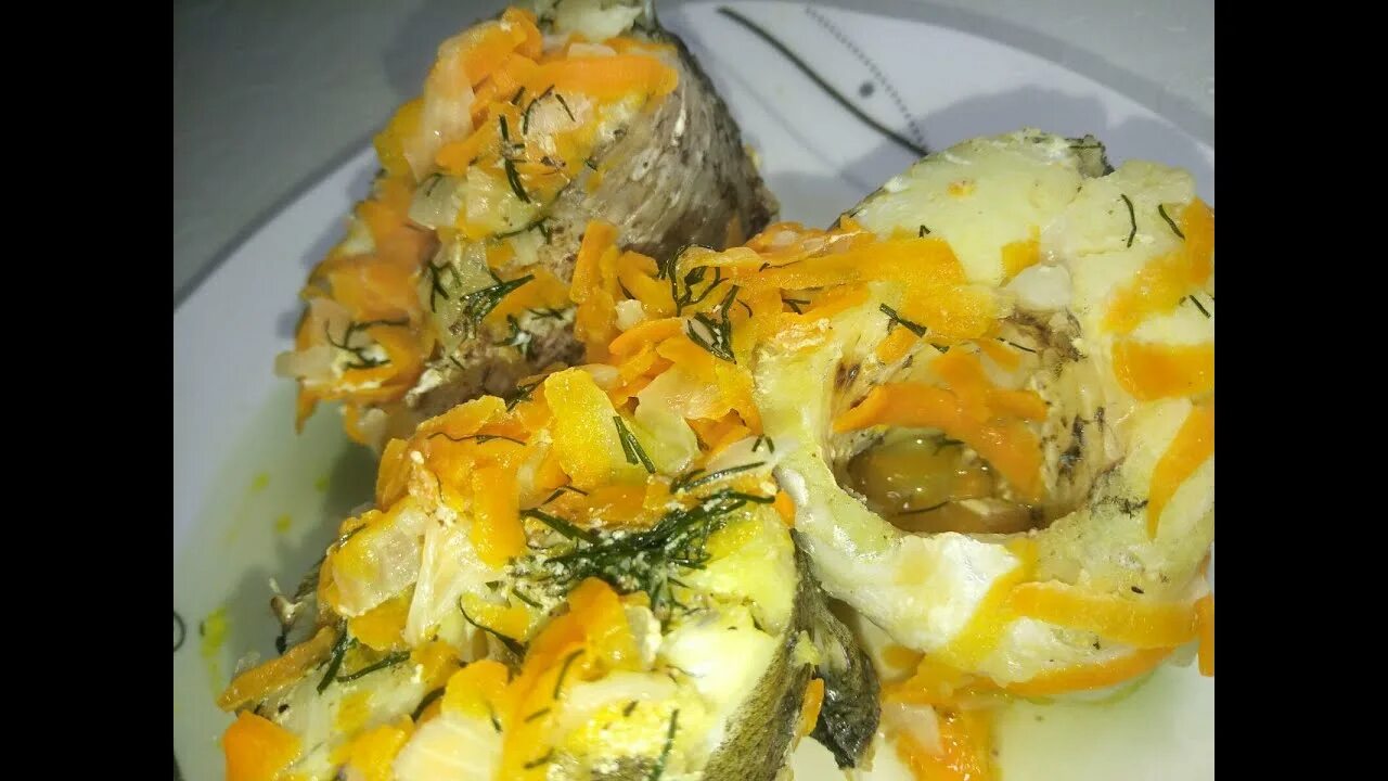 Хек тушеный с луком. Хек с луком и морковью. Хек тушеный с морковью. Рыба тушеная с морковью и луком. Хек с луком и морковью.