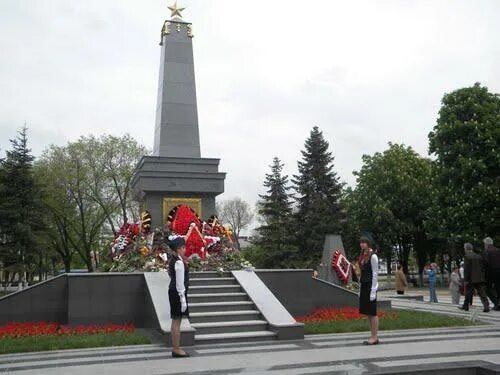 Армавир 30 лет победы. Армавир город воинской доблести. армавир мемориал партизан. вечный огонь армавир. парк 30 летия победы армавир.