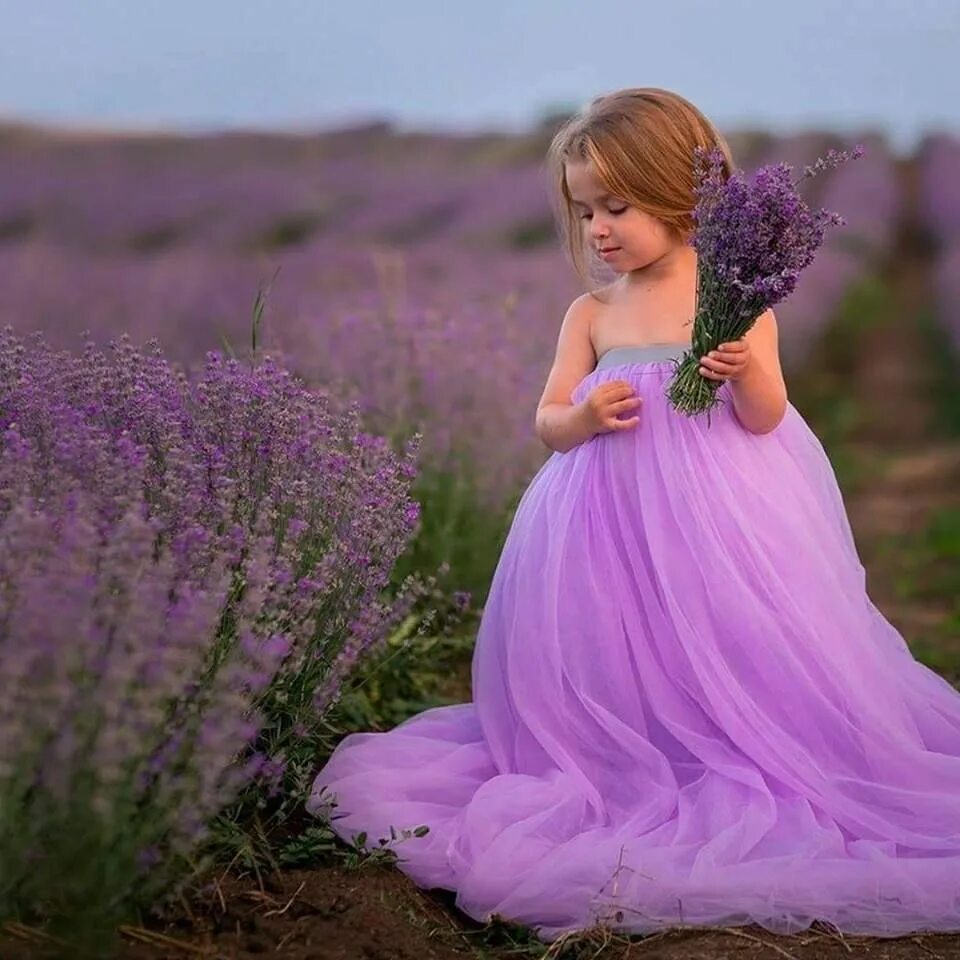 Принцесса нежность принцессы. Девушка в фиолетовом платье. Девушка в фиолетовом. Сиреневое платье.