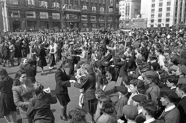 Победа 45 г. Ликование Победы 1945 Ленинград. Манежная площадь 9 мая 1945. Ленинград май 1945. Радость Победы 1945.