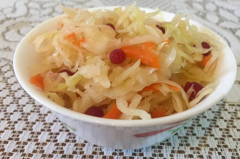 Квашеная капуста с курицей и картошкой. Серая квашеная капуста. квашеная капуста в банке. квашеная капуста фото. vitamin капуста квашеная.