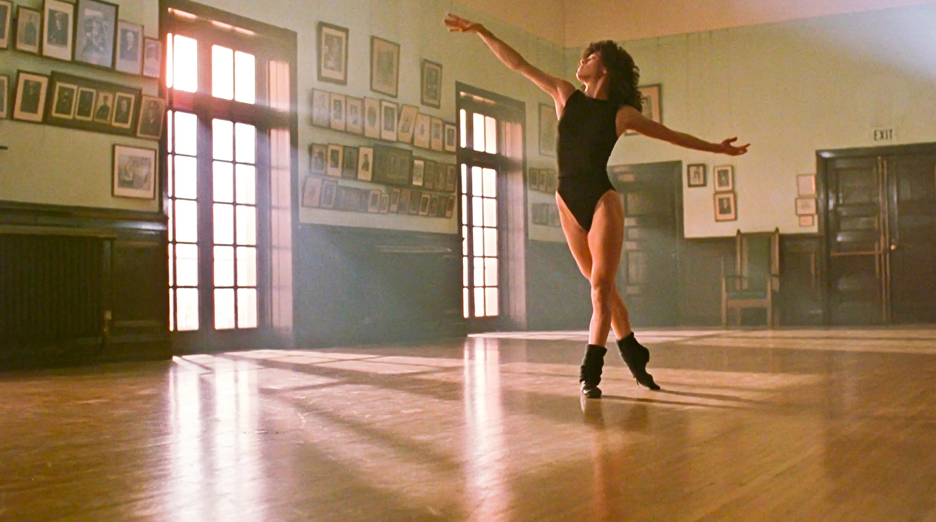 Где танцует 1. Flashdance 1983. Дженнифер Билз танец. Танец-вспышка 1983. Дженнифер Лопес танец вспышка.