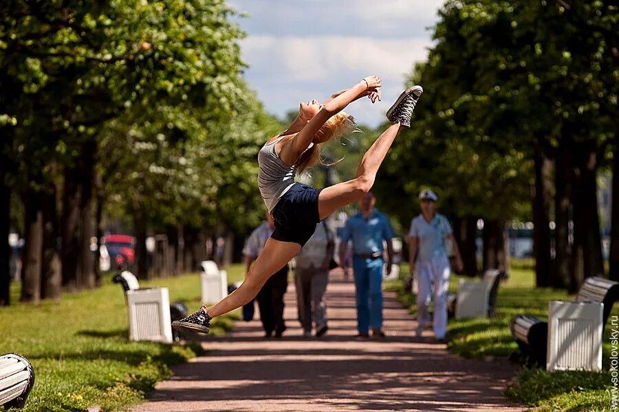 Песни танцы на улице. Люди на улице летом. Танцы на улице. Фотосессия на улице летом. Фотосессия танец на улице.