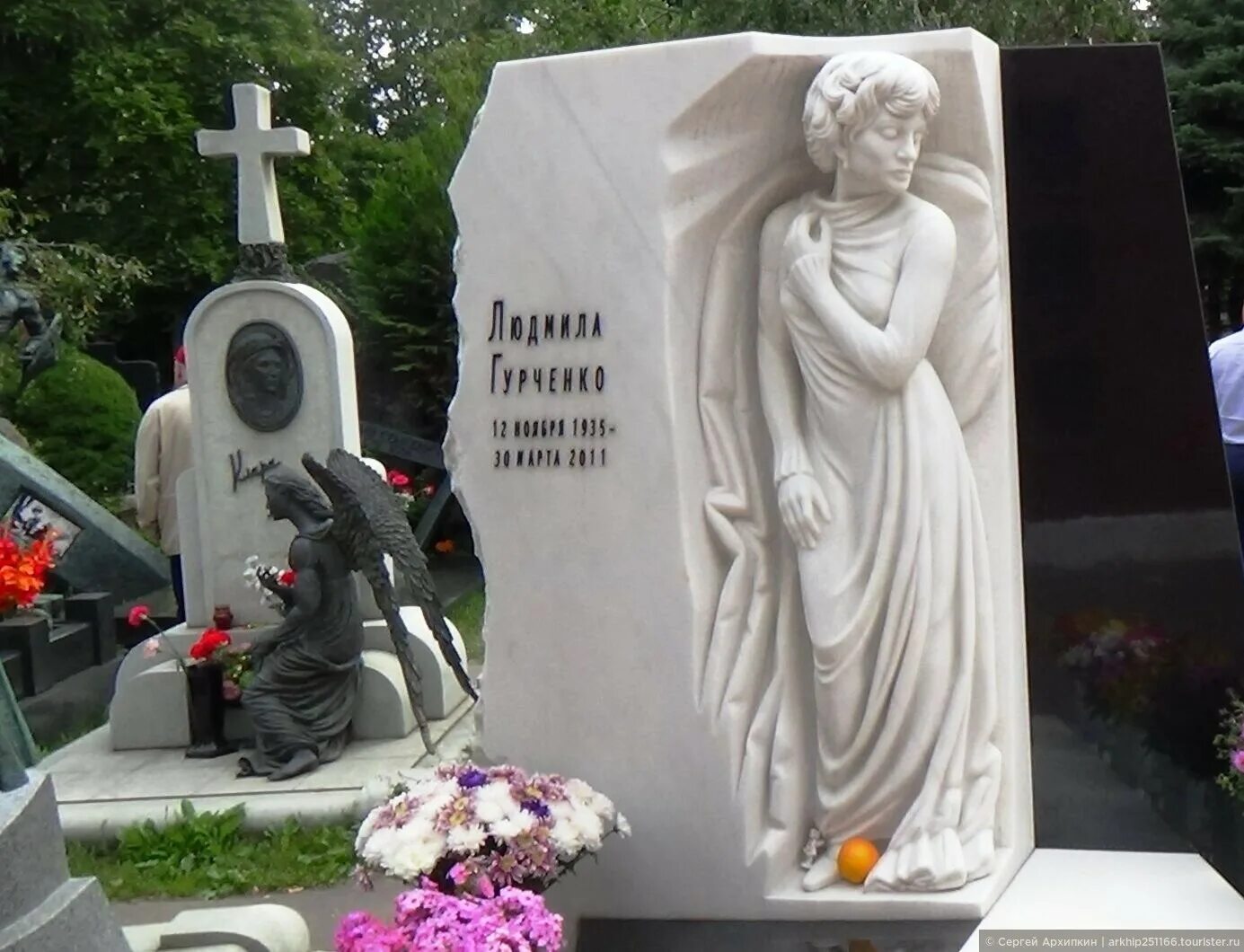 могила олега янковского на новодевичьем кладбище. могила олега янковского. могила олега янковского. янковский на новодевичьем кладбище. памятник олегу янковскому на новодевичьем.