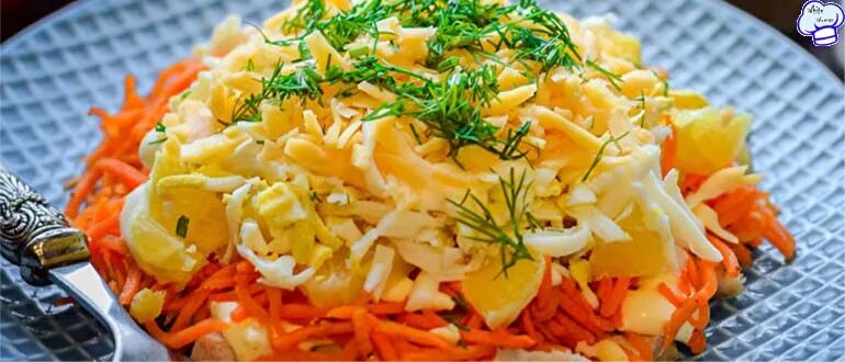 Для нарезки корейской моркови. Корейская морковь с апельсином. Постный салат с корейской морковью. Салат с апельсином и курицей и корейской морковкой. Салат с корейской морковью и апельсинами и курицей.