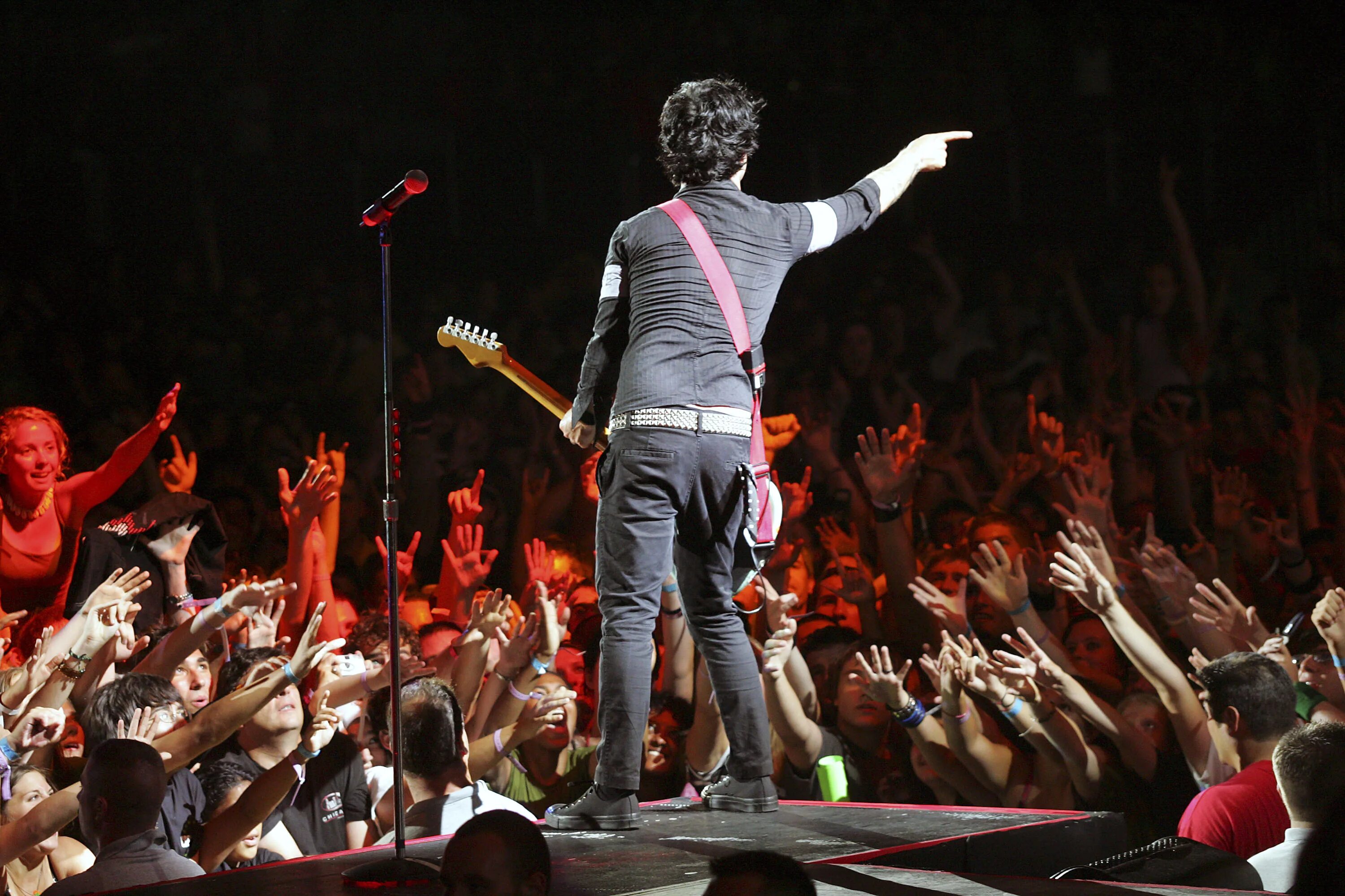 Green Day концерт. Группа Грин дей на концерте. Грин Дэй на сцене. Green Day Live 2005.