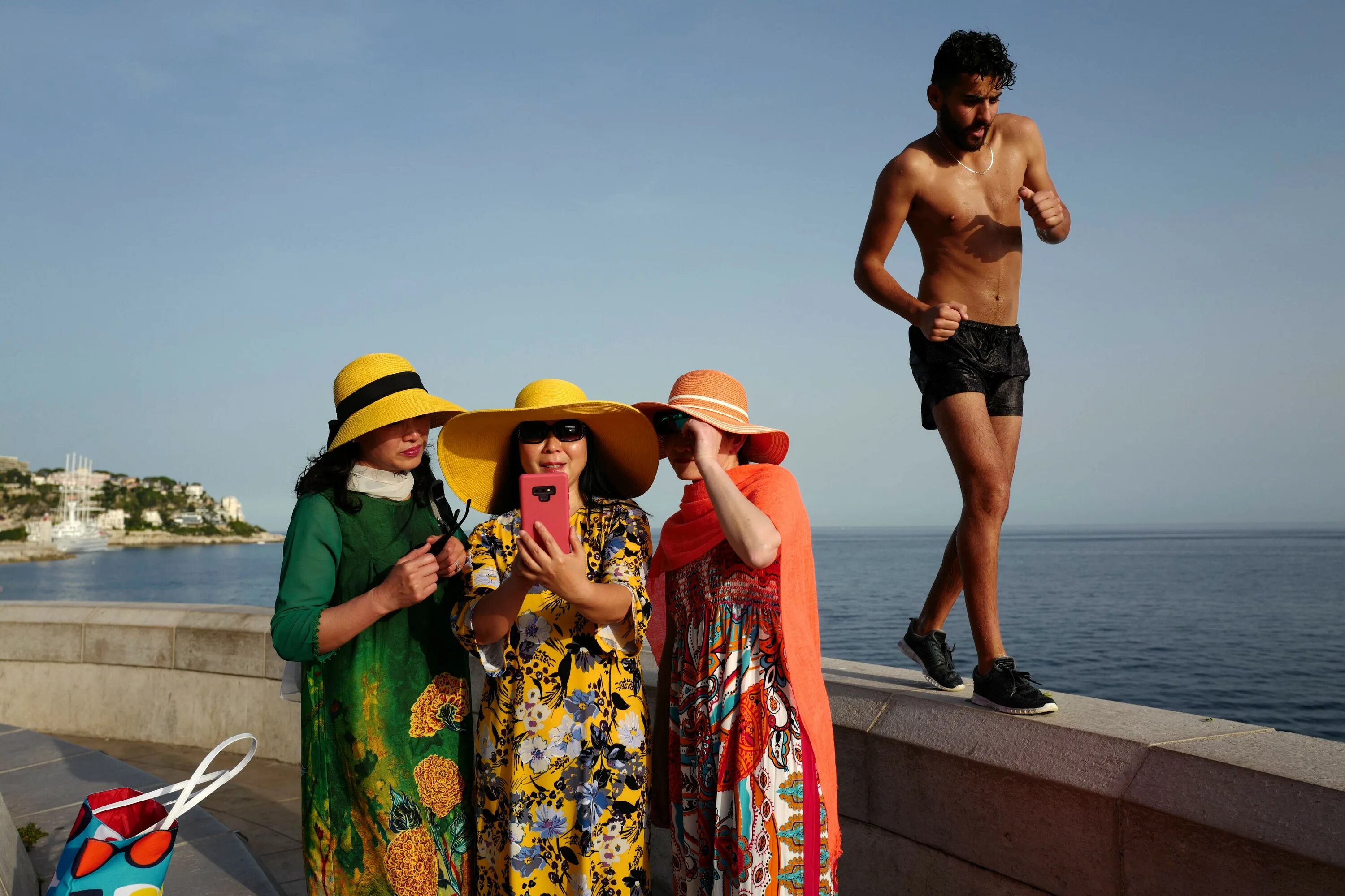 Группа европейских туристов хочет познакомиться с природой. Итальянцы на пляже. Итальянцы летом жара. Туристы во Франции.