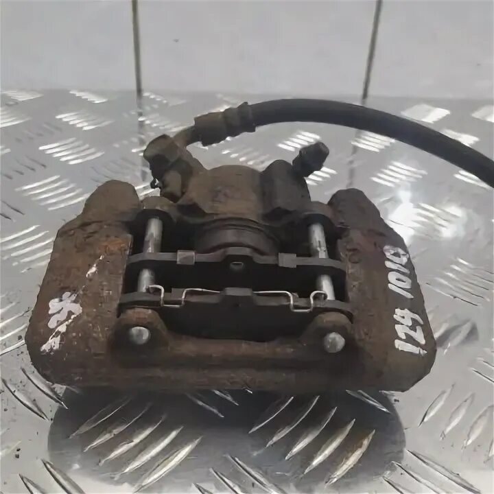 Устройство тормозного суппорта рав 4. Суппорт на рав 4. Скоба заднего суппорта рав 4 3 поколение. Скобки задний суппорт рав 4 2. Поршень заднего суппорта рав 4 2006 года.