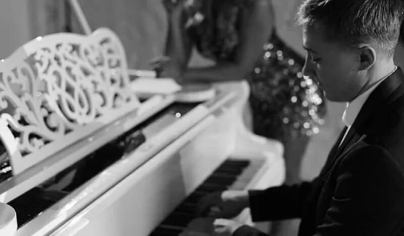 We are play the piano. Piano player. We are play the piano. We are play the piano. Играет на рояле.