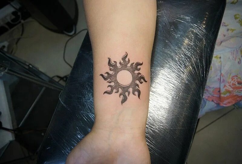 Тату лотос на икре. Тату книга эскиз. Парный тату реализм. Тат лит. Тату корона на руке для девушек.