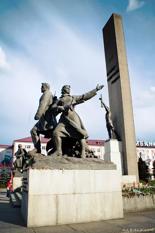 Памятник освободителям брянска брянск. Площадь Партизан Брянск. Монумент на площади Партизан в Брянске. Брянск памятник партизанам и подпольщикам. Площадь Партизан памятник.