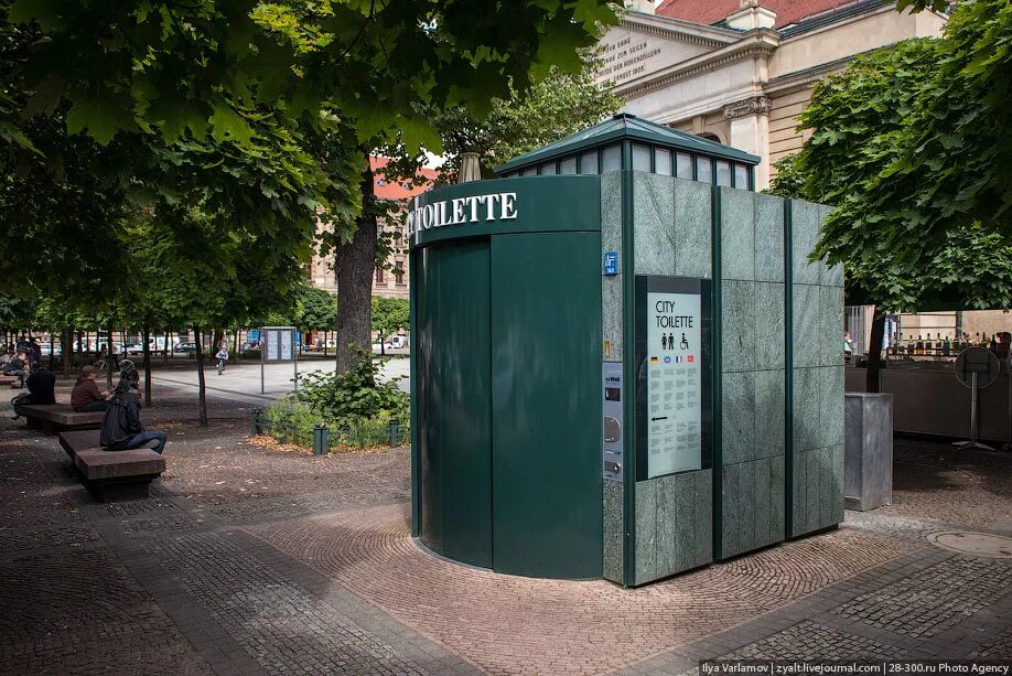 Скрытые туалет улица. Туалеты городские Берлин. Уличный туалет. Уличный общественный туалет. Уличный туалет в городе.