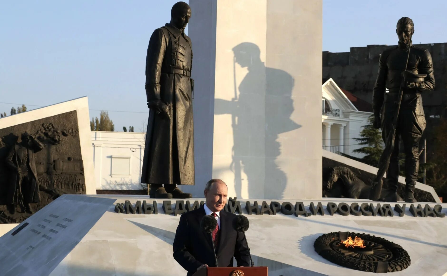 Примирение братьев. Мемориал жертвам гражданской войны Севастополь. Памятник гражданской войне Севастополь. Памятник примирения в Севастополе.