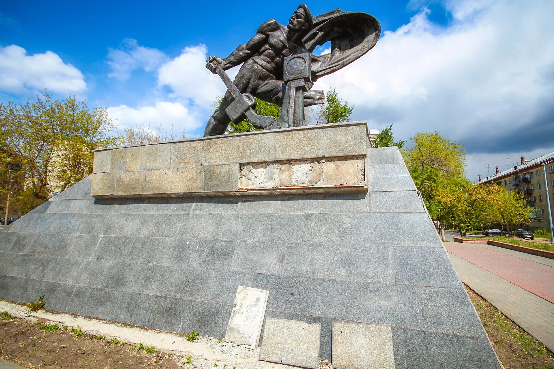 Памятники челябинска. Памятник стрелочнику в Челябинске. Памятник железнодорожникам в Челябинске. Памятник на новый путь. Монумент на новый путь Челябинск.