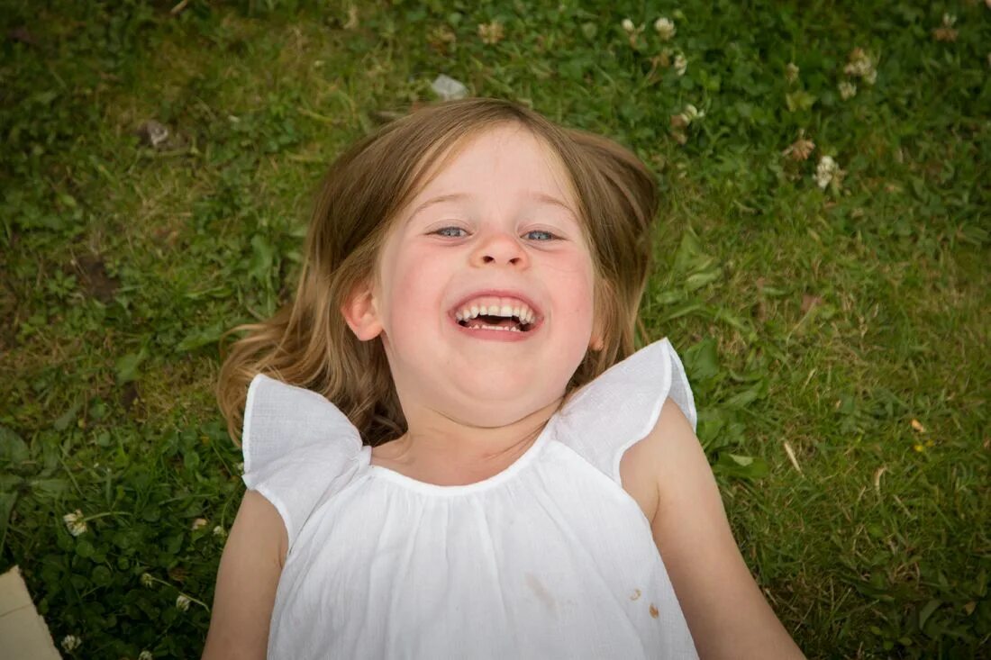 Мальчик хихикает. Boy laughing. Красивые детские зубы. Дети смеются. Laughing girl.