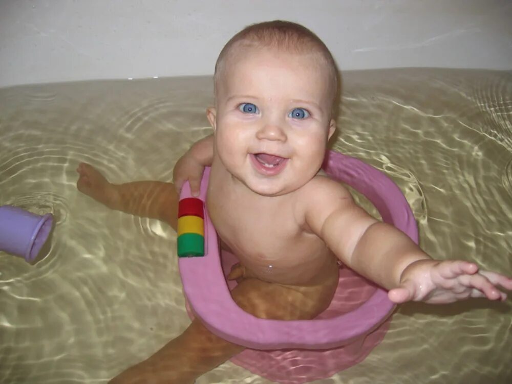 Маленький мальчик купаться. Маленькие детки купаются. Наши детки купаются. Новорожденная девочка купается. Купание девочки до 1 года.