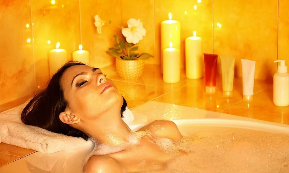 Сколько нужно принимать ванну. Ванна расслабление. Ванная с эфирными маслами. Ароматерапия ванна. Расслабиться в ванной.
